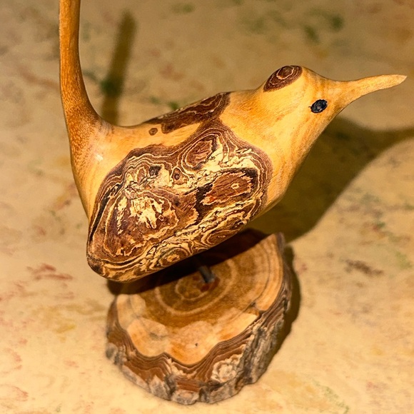 Hand Carved bird, signed by the artist - Picture 6 of 8
